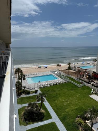 Turtle Time in Castaways Resort - last minute hotel in Daytona Beach