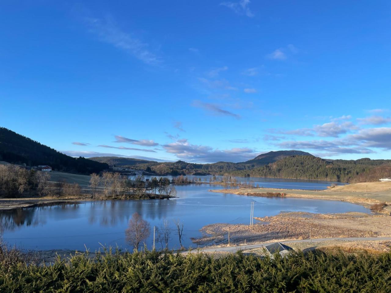 Feriehus i landlige område med nydelig utsikt — hotel in Leirvik