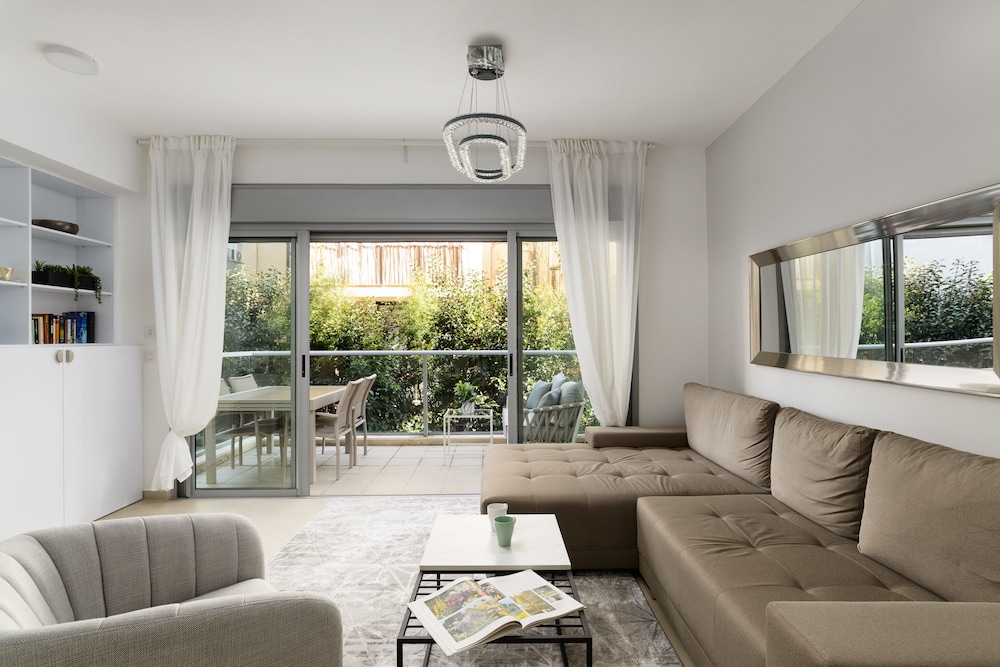 Quiet Hideaway & Terrace near Beach by FeelHome — 4-Star Luxury Hotel in Tel Aviv, Israel