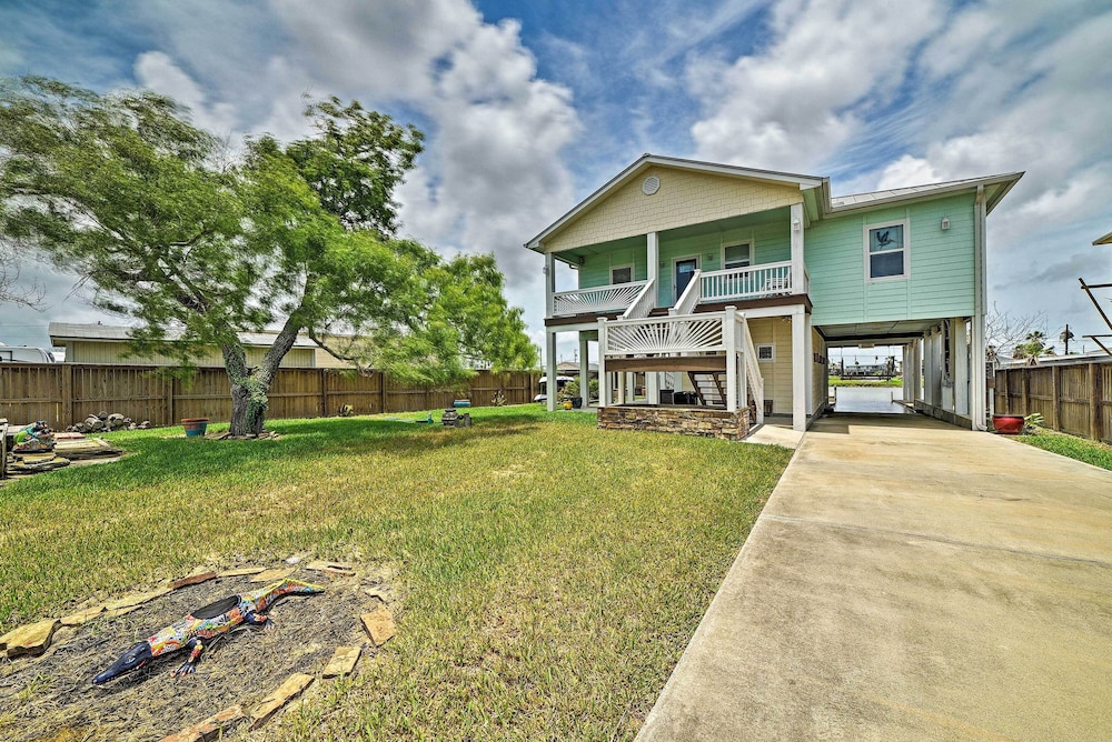 Waterfront Rockport Home with Dock and 3 Kayaks — 4-Star Luxury Hotel in Rockport, United States