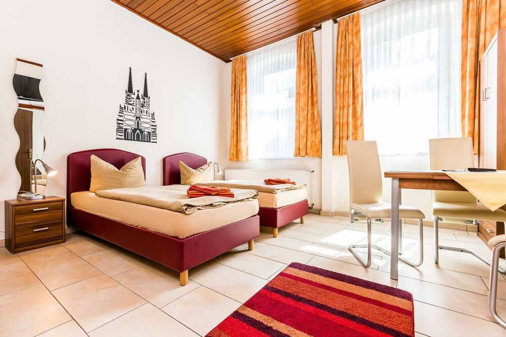 Hotel Sch tze Superior — hotel in Huerth