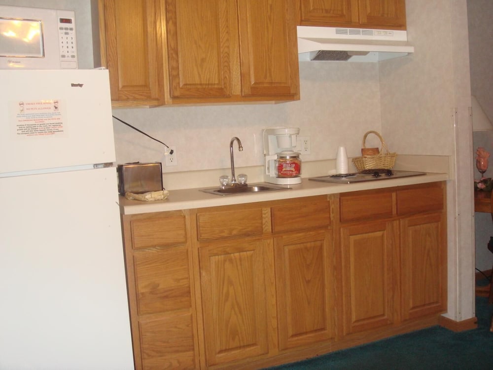 Townhouse Inn & Suites - photo 18