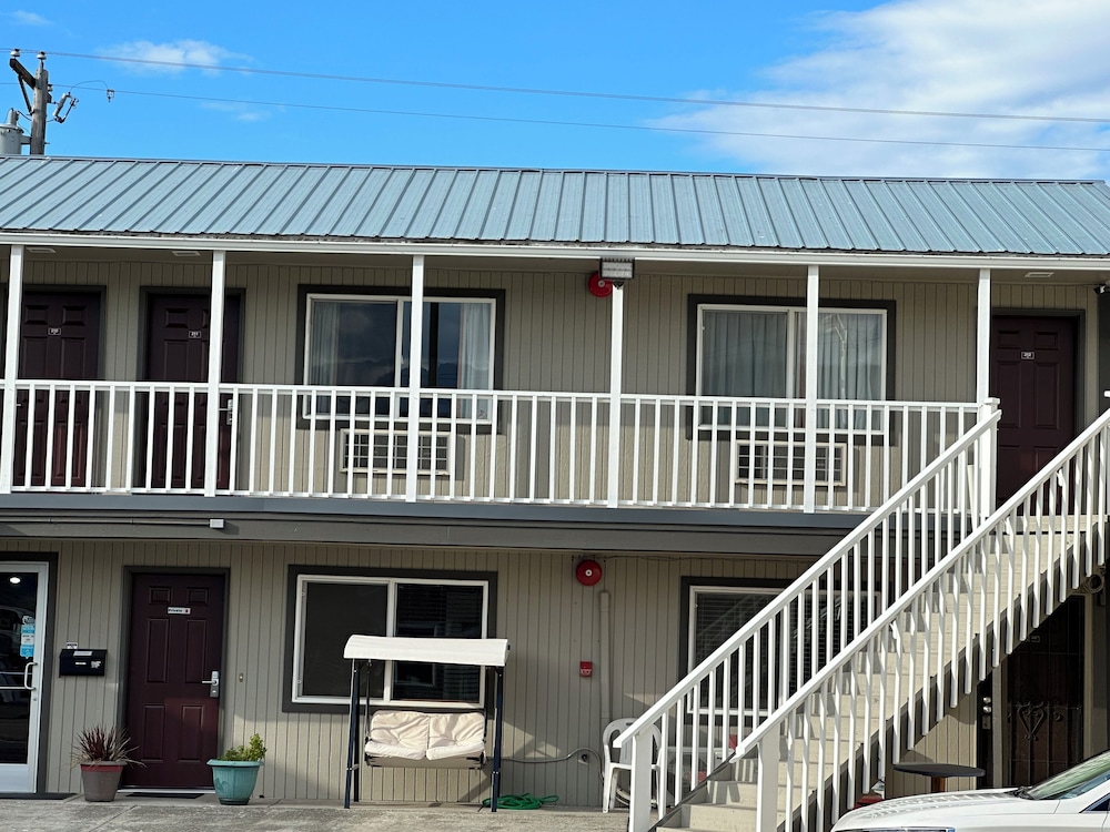 The Royal Victorian Motel - photo 48