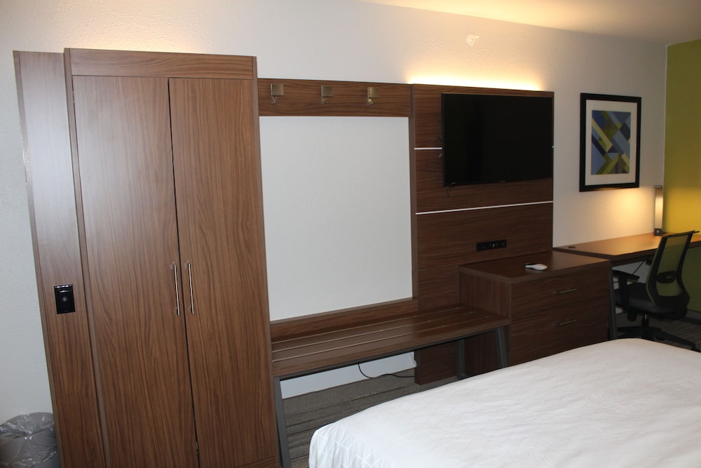 Holiday Inn Express Hotel & Suites Raton by IHG - photo 11