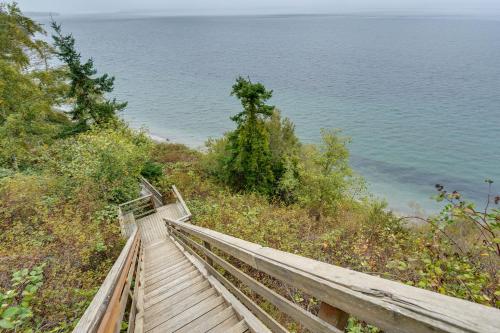 Serene Island Retreat with Beach Access and Mtn Views — hotel in Freeland