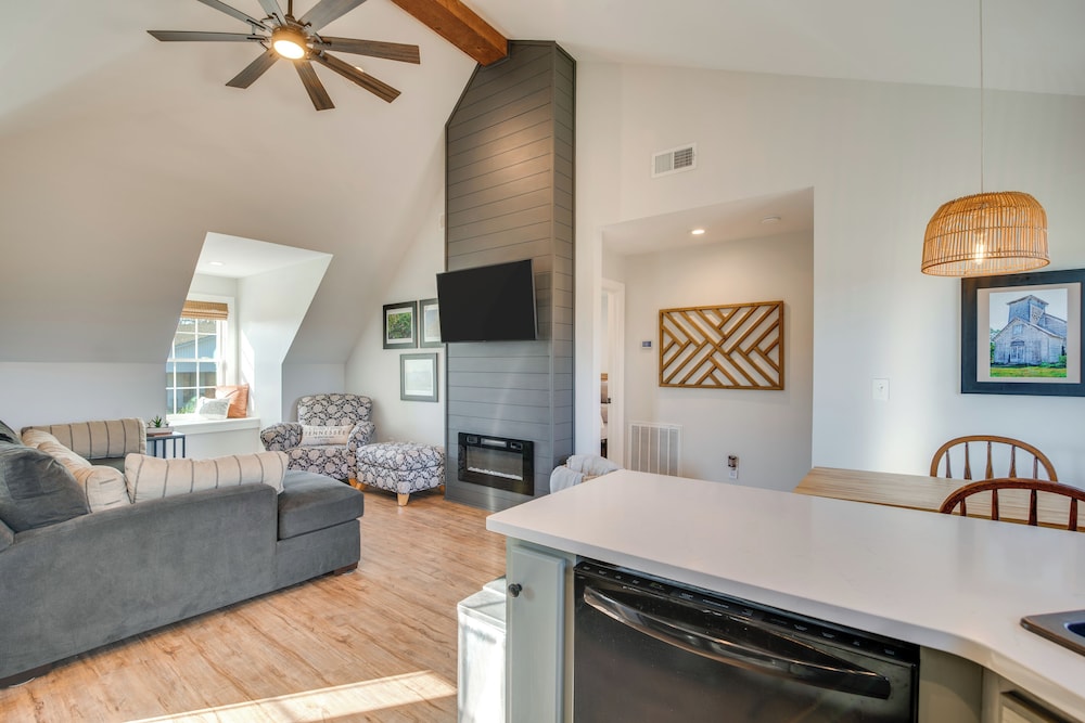 Rest & Relax: Tennessee Home w Patio & Fire Pit — 4-Star Luxury Hotel in Springfield, United States