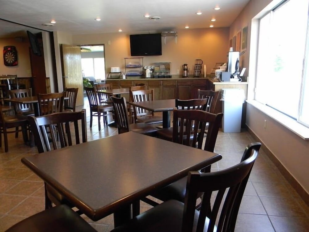 Boarders Inn & Suites by Cobblestone Hotels Munising - photo 27