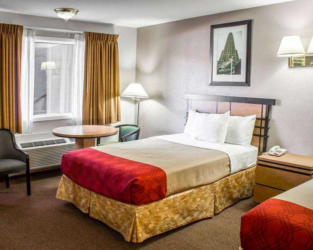 Econo Lodge Inn & Suites Colonie Center Mall - photo 8