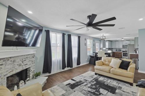 4 Bedrooms Brick Retreat With Gameroom Backyard — Grand Prairie