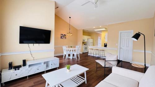 Adorable 1BR condo with pool view at Magnolia — 4-Star Luxury Hotel in Myrtle Beach, United States