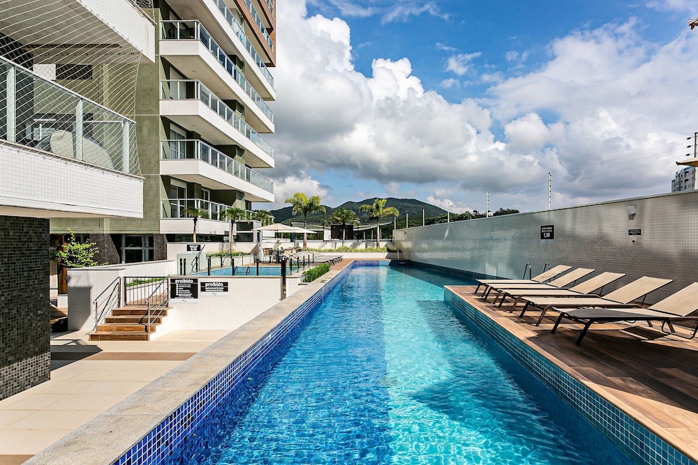 Apto charmoso c varanda a 150m da praia ABC0403 — 4-Star Luxury Hotel in Itajai, Brasil