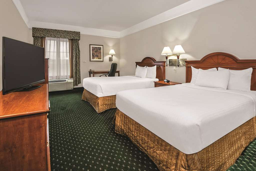La Quinta Inn & Suites by Wyndham Stephenville - photo 10