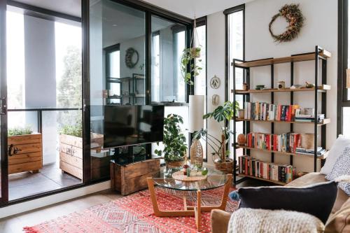 Luna Stylish and Chic Collingwood Apartment — 4-Star Luxury Hotel in Melbourne, Australia