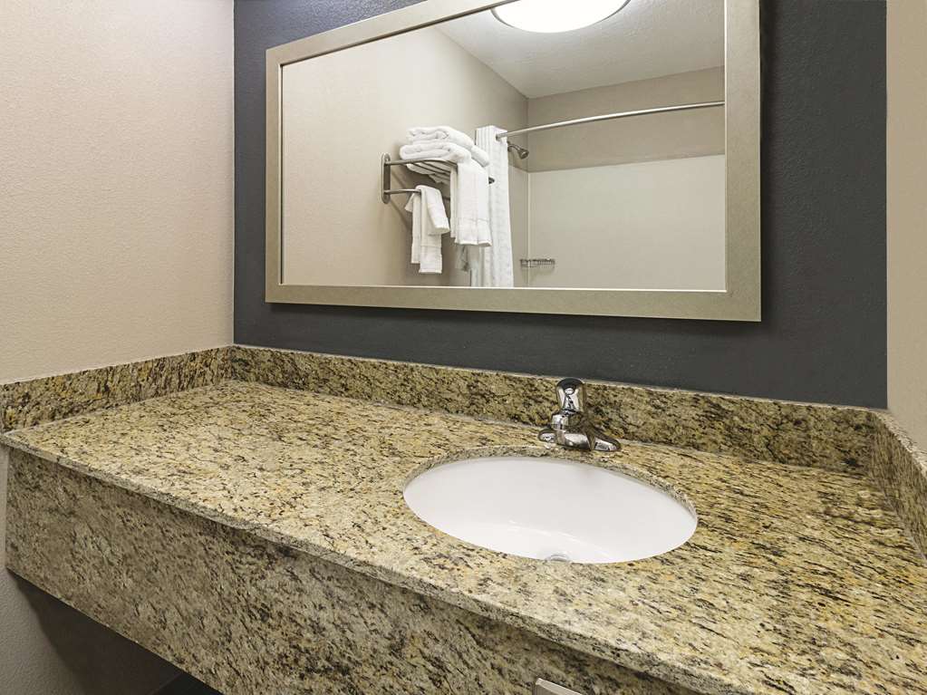 La Quinta Inn & Suites by Wyndham Glendive - photo 15