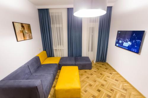 Luxury 3 BR apartment by Freedom square City Center