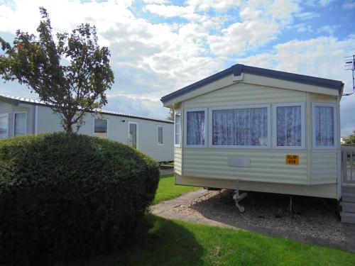 Kingfisher : Seabreeze: 6 Berth Enclosed Veranda Close To Site Shop - last minute hotel in Skegness