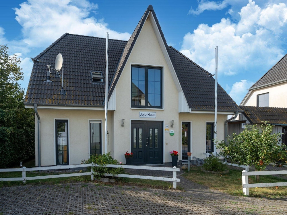 Cozy Apartment in Bastorf With Garden — 4-Star Luxury Hotel in Bastorf, Germany