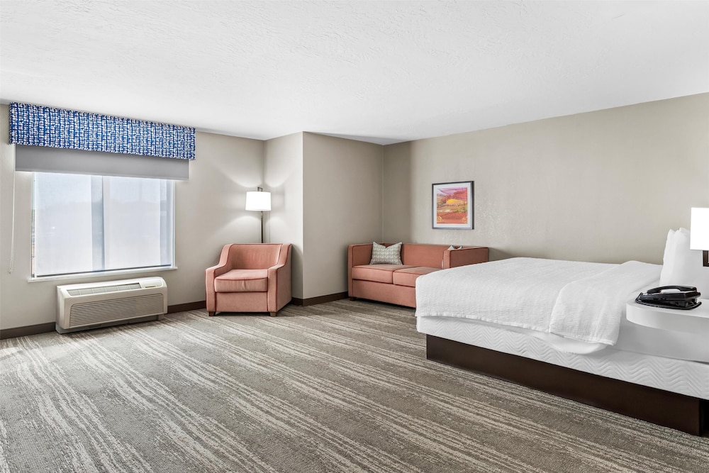 Hampton Inn & Suites Farmington - photo 17