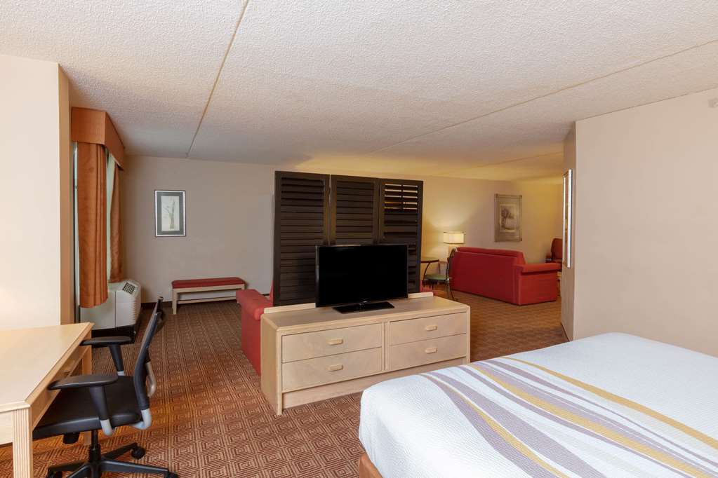 La Quinta Inn & Suites by Wyndham Garden City - photo 43