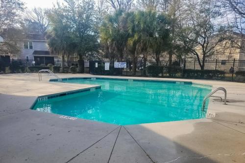 Sunburst Cottage 30 Day Rental — 4-Star Luxury Hotel in Charleston, United States