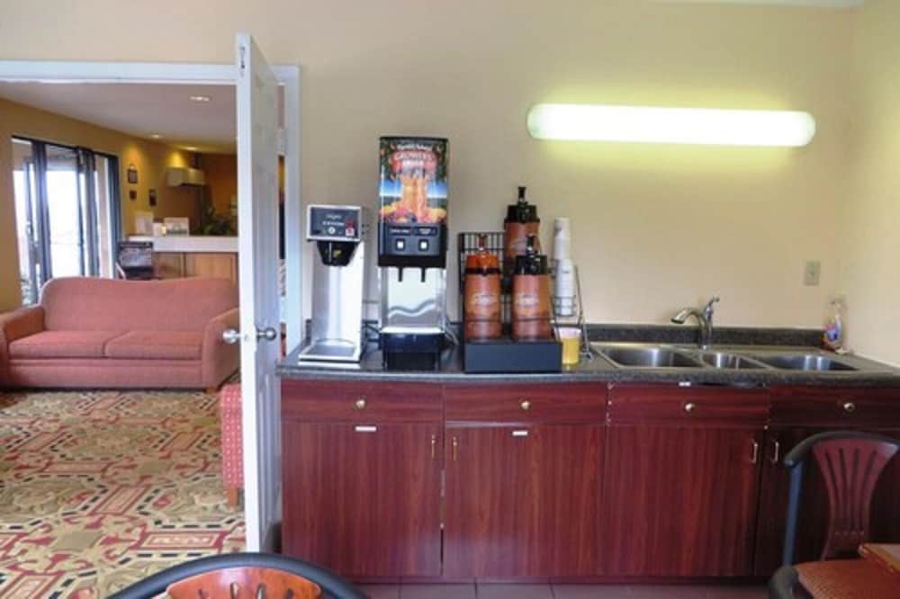 Days Inn by Wyndham Plainfield - photo 3