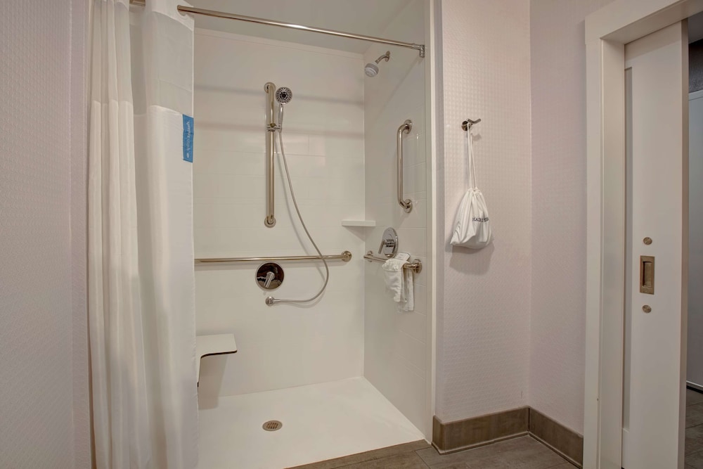 Hampton Inn Olive Branch - photo 26