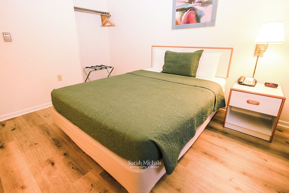 Mountain Host Motor Inn - photo 23