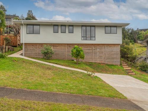 Manuka Lodge Tairua Holiday Home — 4-Star Luxury Hotel in Tairua, New Zealand
