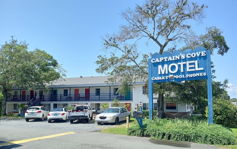 Captain’s Cove Motel in Oak Island, United States
