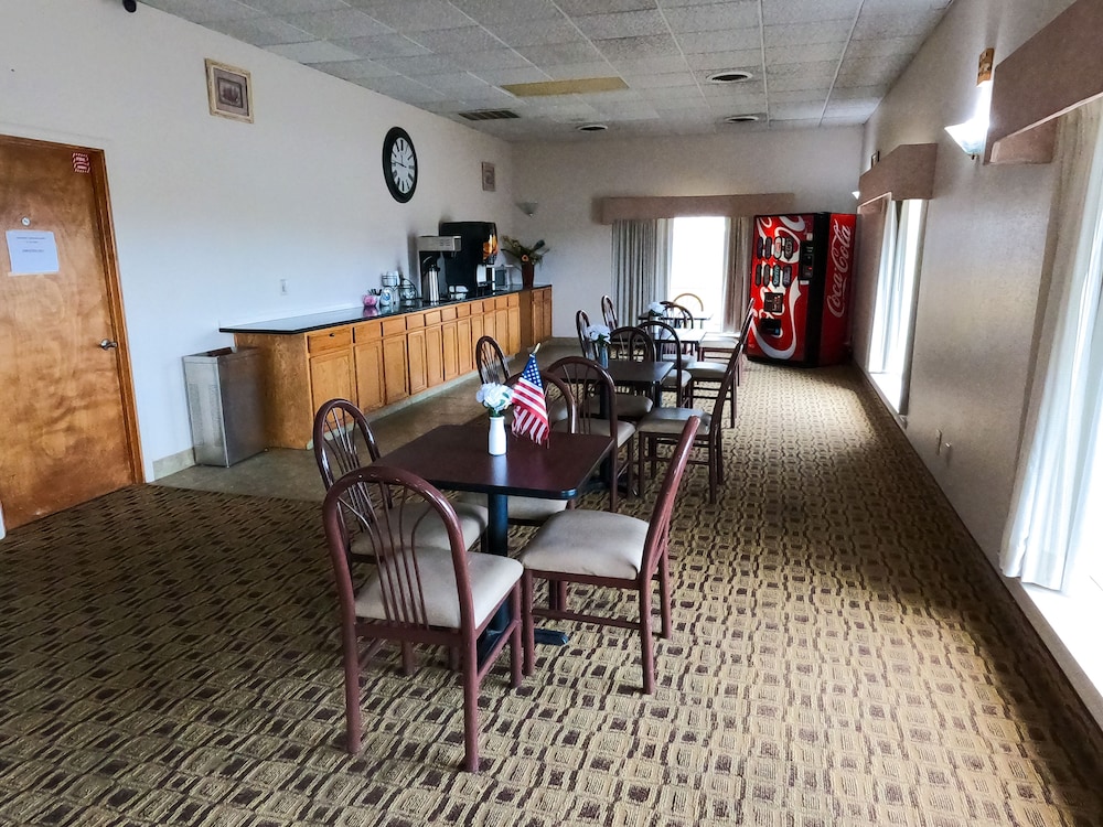Americas Best Value Inn Salina - photo 4