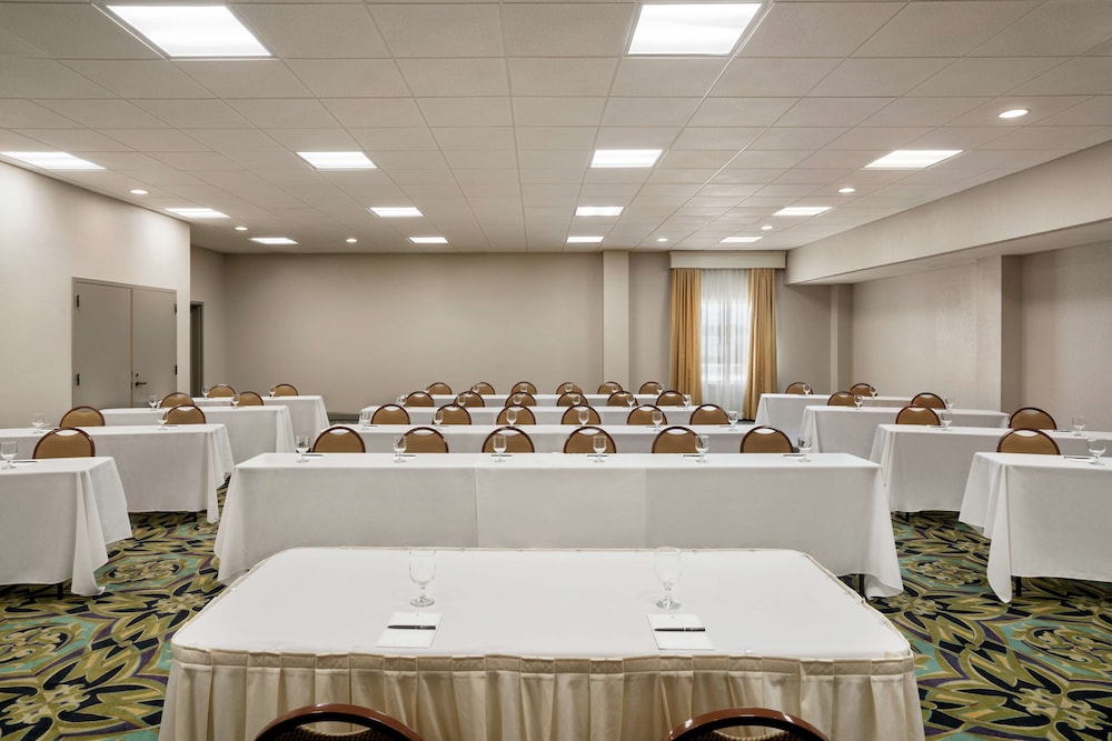 Embassy Suites by Hilton Brunswick - photo 36