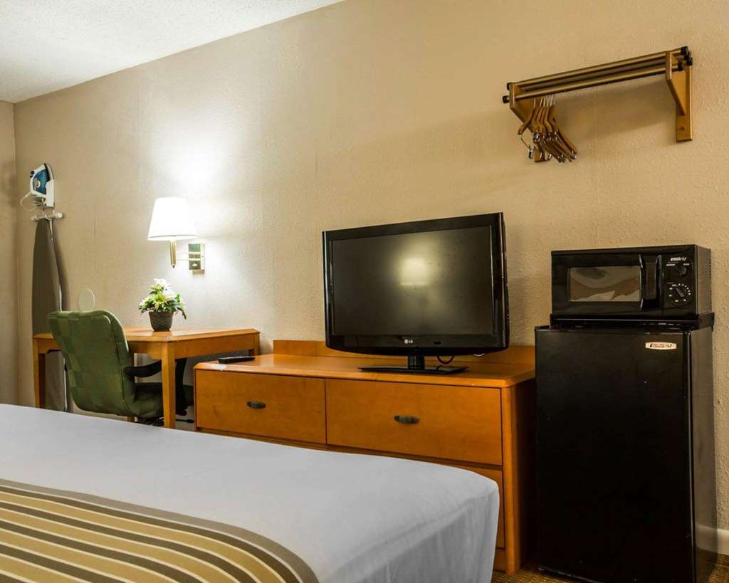 Econo Lodge Inn & Suites Columbus near Fort Benning - photo 17