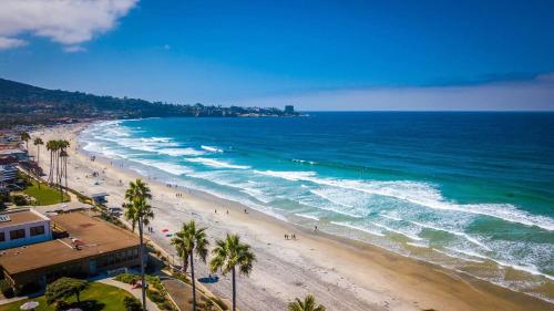 Beach 2 Bay 2br Beach AC Patio — 4-Star Luxury Hotel in San Diego, United States
