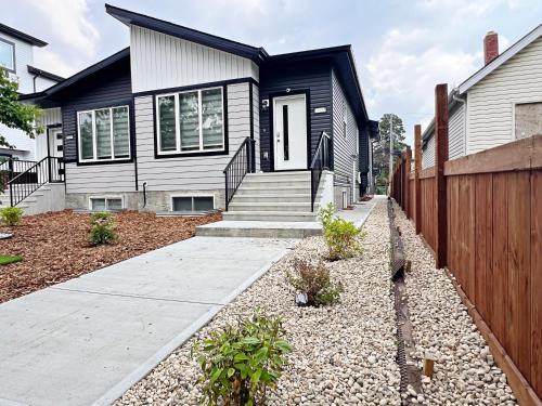 Downtown 3 Queen Beds AC Double Garage Disney in Edmonton, Canada