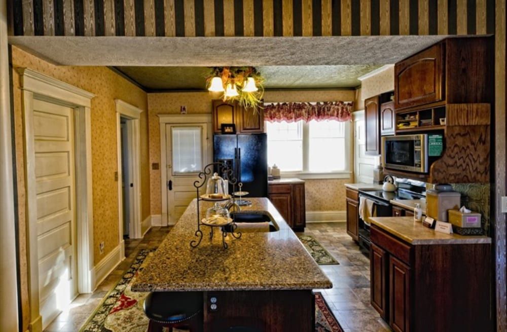 Vintage Charm Bed and Breakfast Hotel - photo 26