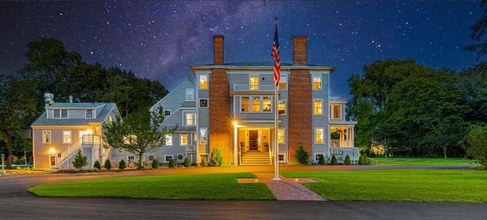 Charm on Main - carbon neutral hotel in Brewster