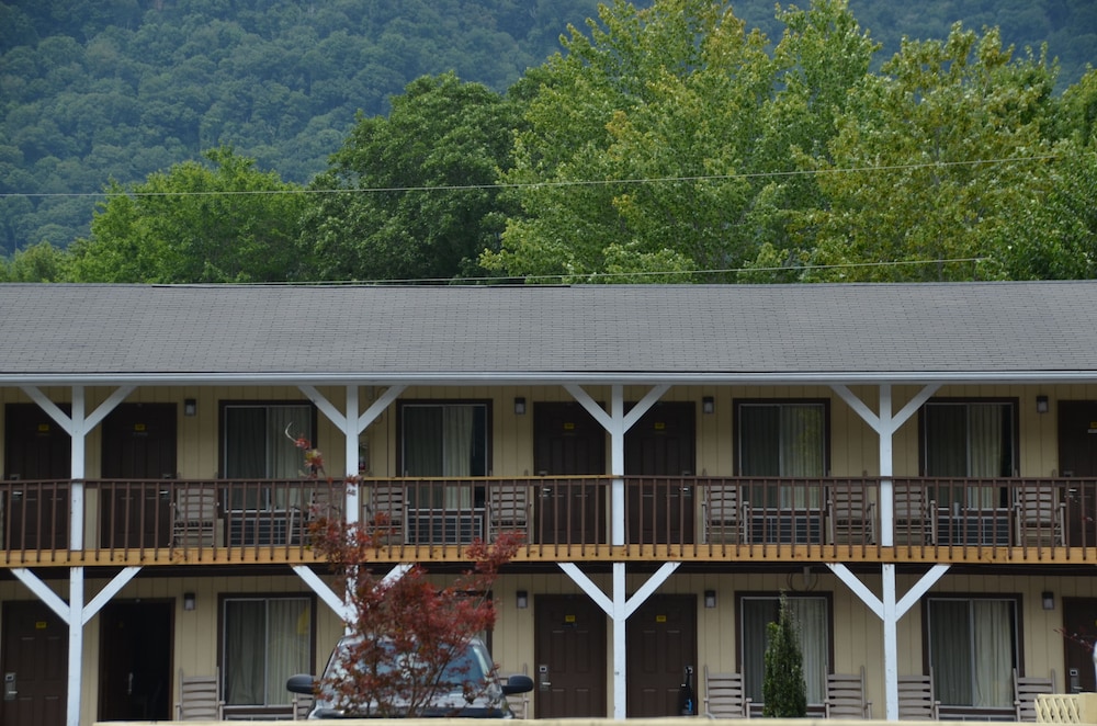 Travelowe's Motel - photo 40