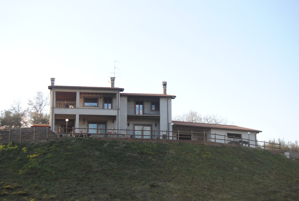 Villa Farfalla Bianca — 4-Star Luxury Hotel in Vitorchiano, Italy