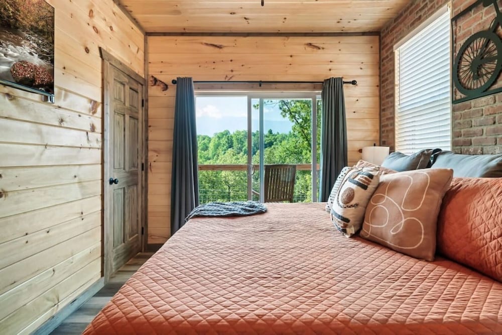 Tranquil Mountain Getaway By Ghosal Luxury Lodging - photo 4