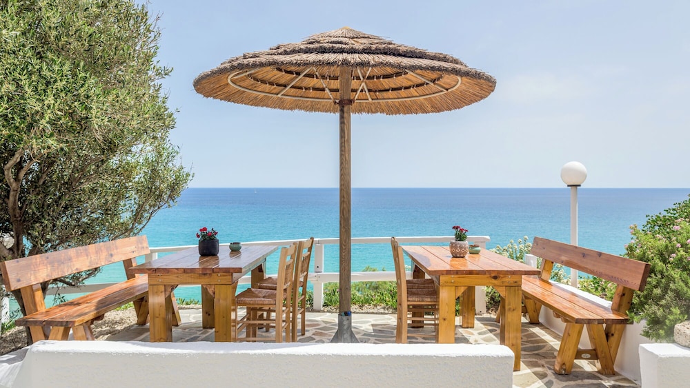 Giourgas Studios & Apartments — 4-Star Luxury Hotel in Provatas, Greece