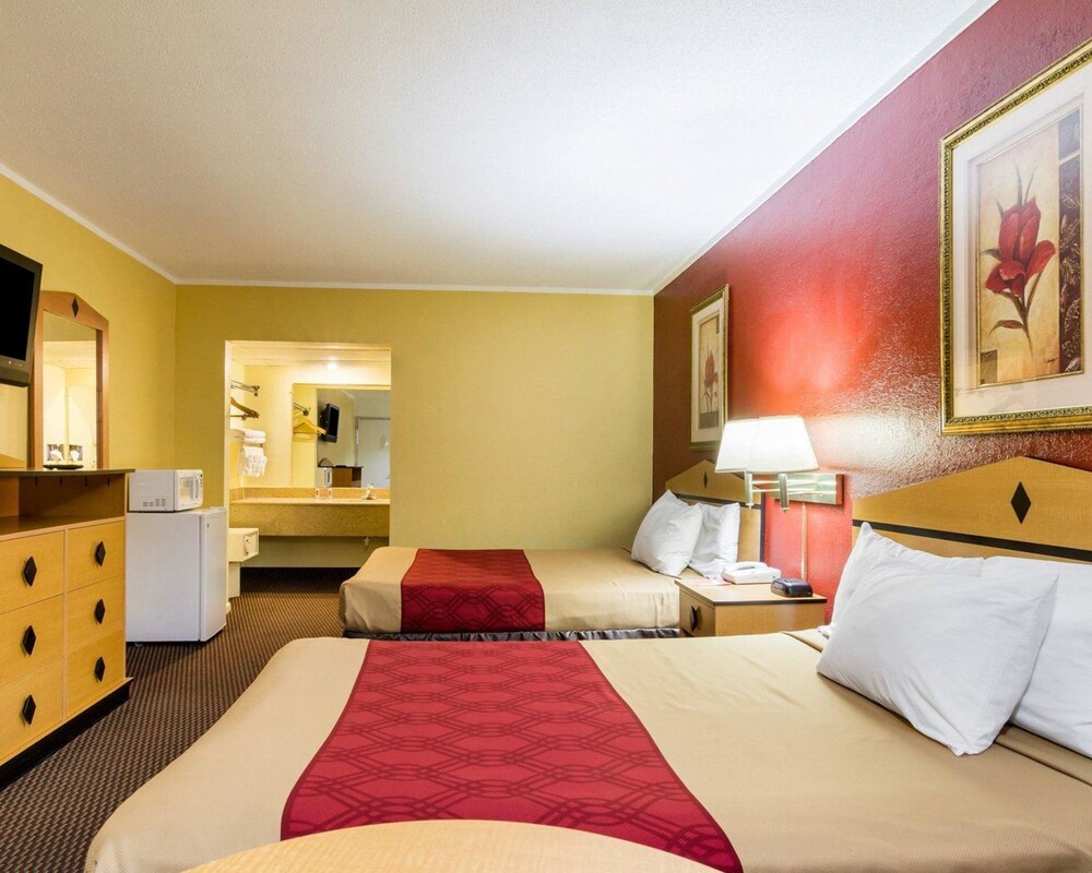 Econo Lodge Topeka Blvd. - photo 14