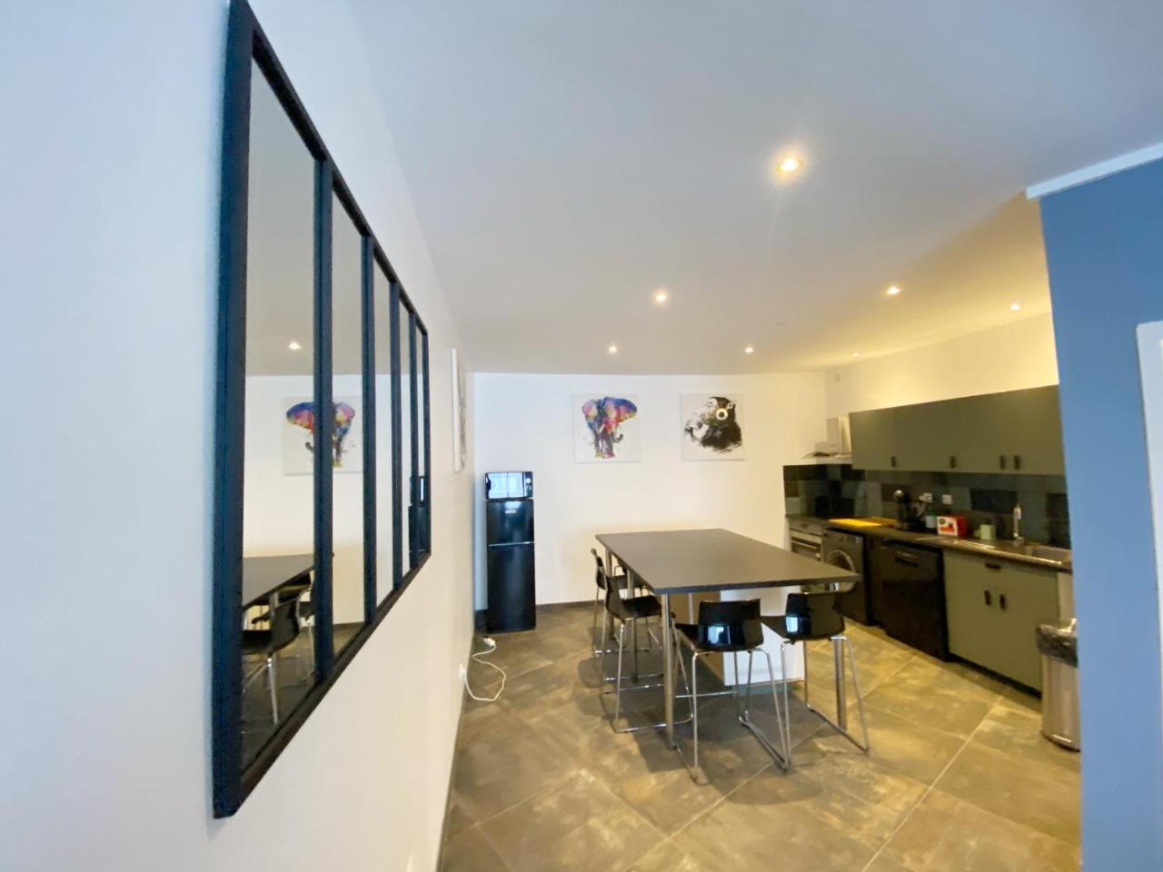 021 Chic & Cosy Grand Appart 84m2 Hypercentre Wifi Smart TV Netflix — 4-Star Luxury Hotel in Saint-Etienne, France