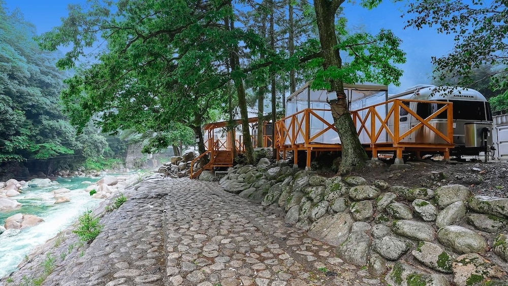 Riverside Glamping Nuts — hotel in Higashiomi