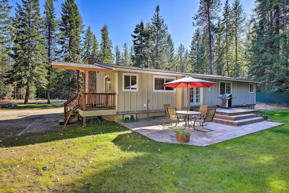 Quaint Priest Lake Cabin with Patio Less Than 1 Mi to Lake — 4-Star Luxury Hotel in Priest River, United States