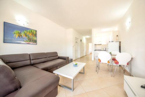 Comfy apartment in Vrsi with fenced garden — 4-Star Luxury Hotel in Vrsi, Croatia