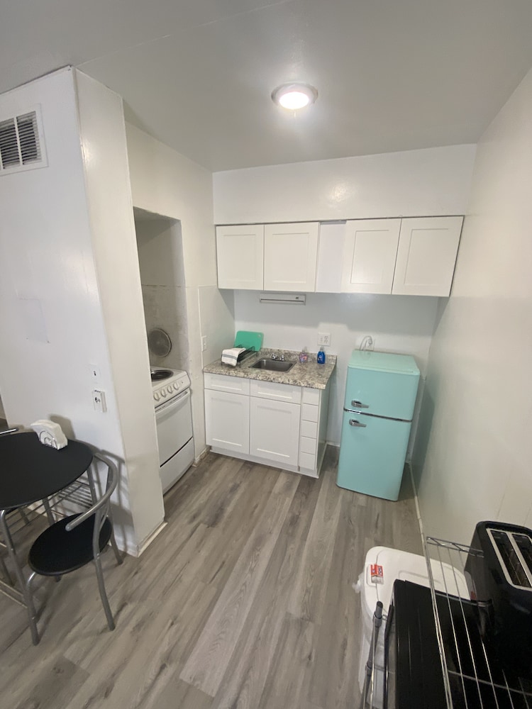 Uptown Inn & Suites - photo 18