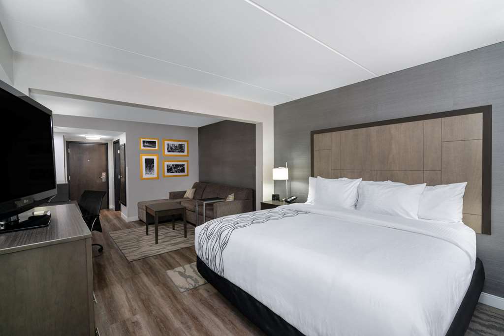 La Quinta Inn & Suites by Wyndham Raleigh Downtown North - photo 18