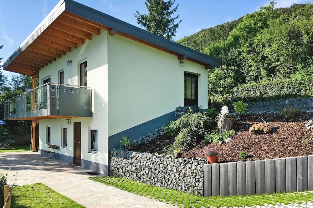 Attraktives Ferienhaus mit Balkon — hotel in Kaltennordheim