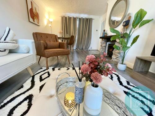 Stylish 3 Bedroom St Helens Home with Parking & Wi Fi — 4-Star Luxury Hotel in Burtonwood, United Kingdom