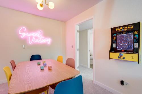 Rockies Rainbow Road Hot Tub Pikes Peak Views Pac Man in Colorado Springs, United States